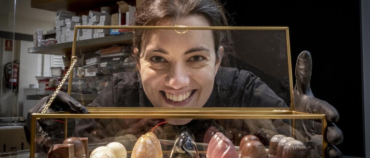 Laura Castro, con siete variedades de bombones que fabrica en la Pastelería Tu Recreo.