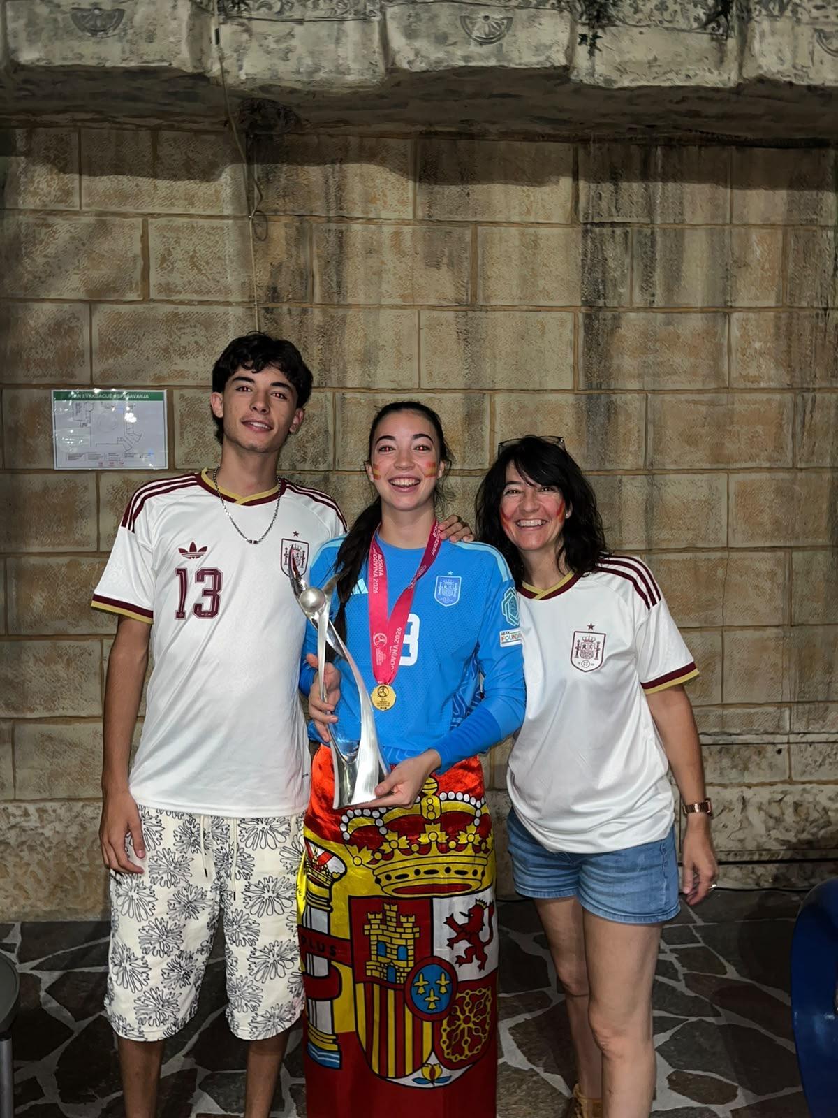 Anna Álvarez, portera de Peñíscola campeona de Europa sub-19, con su hermano Iker (i) y su madre Ana (d) tras ganar la final en Bosnia y Herzegovina.