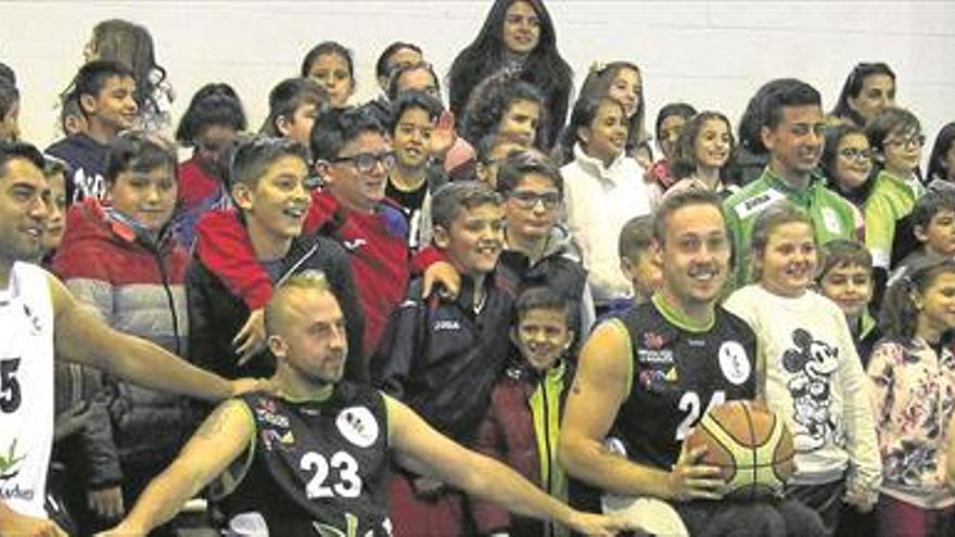 el mideba dE baloncesto en silla, con los alumnos de Valdelacalzada