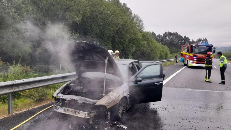 Arde un coche en la AP-53 y otro en una finca particular en Laro | BOMBEIROS DO DEZA