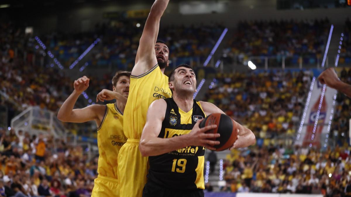 Gio Shermadini, defendido por Pierre Pelos y Ben Lammers, en el encuentro de la primera vuelta en el Arena.