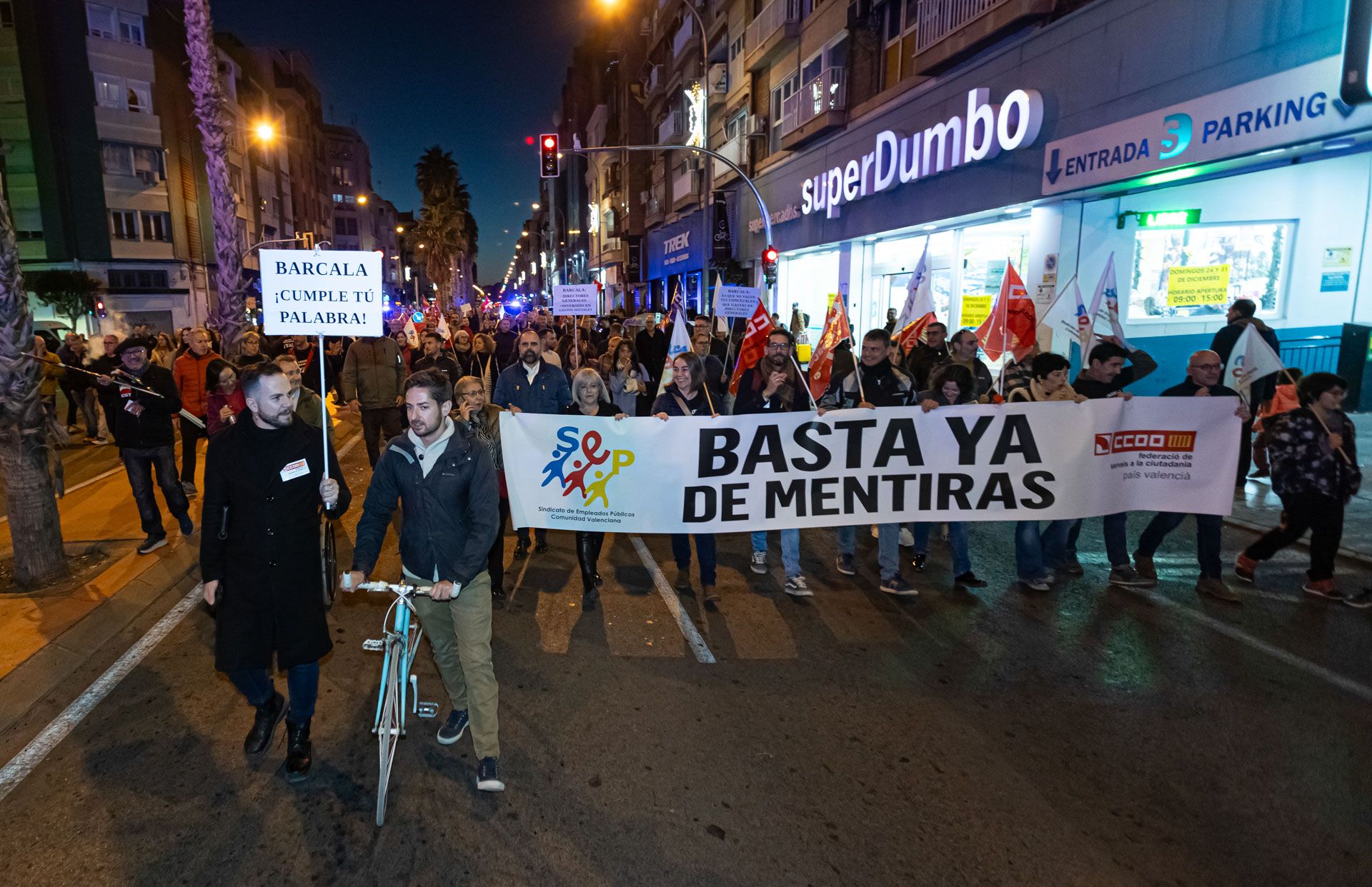 Los funcionarios del Ayuntamiento de Alicante protestan por el centro de la ciudad