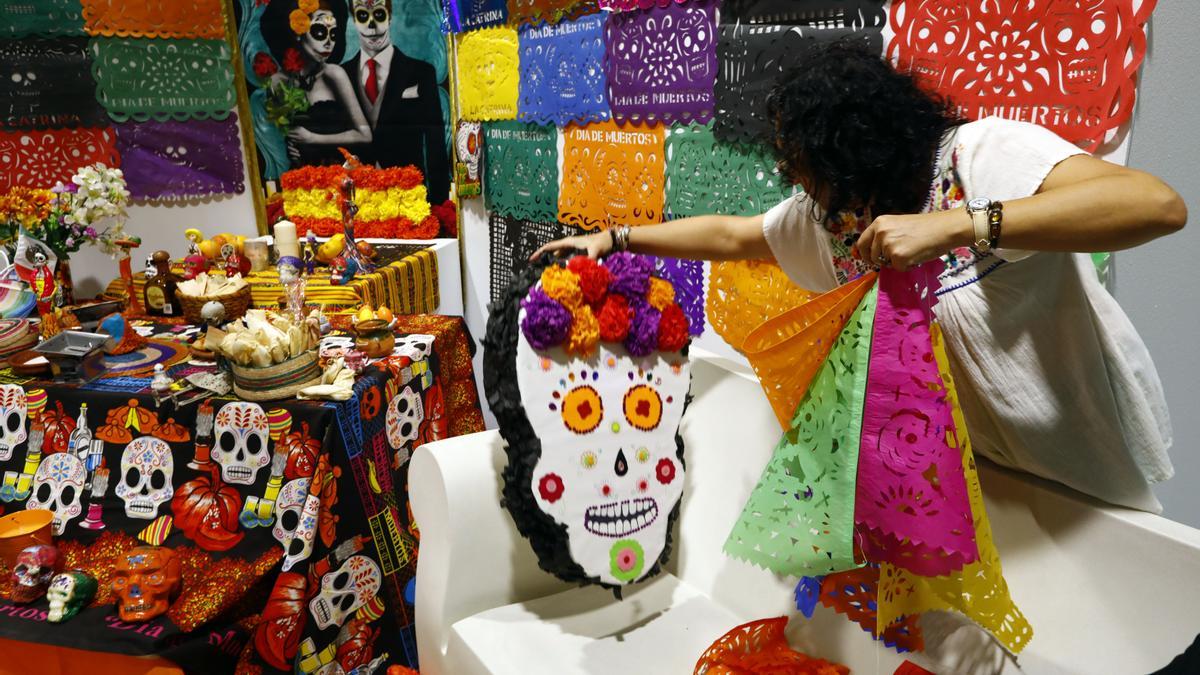 Las calaveras y las banderas de papel picado son parte fundamental de los altares.