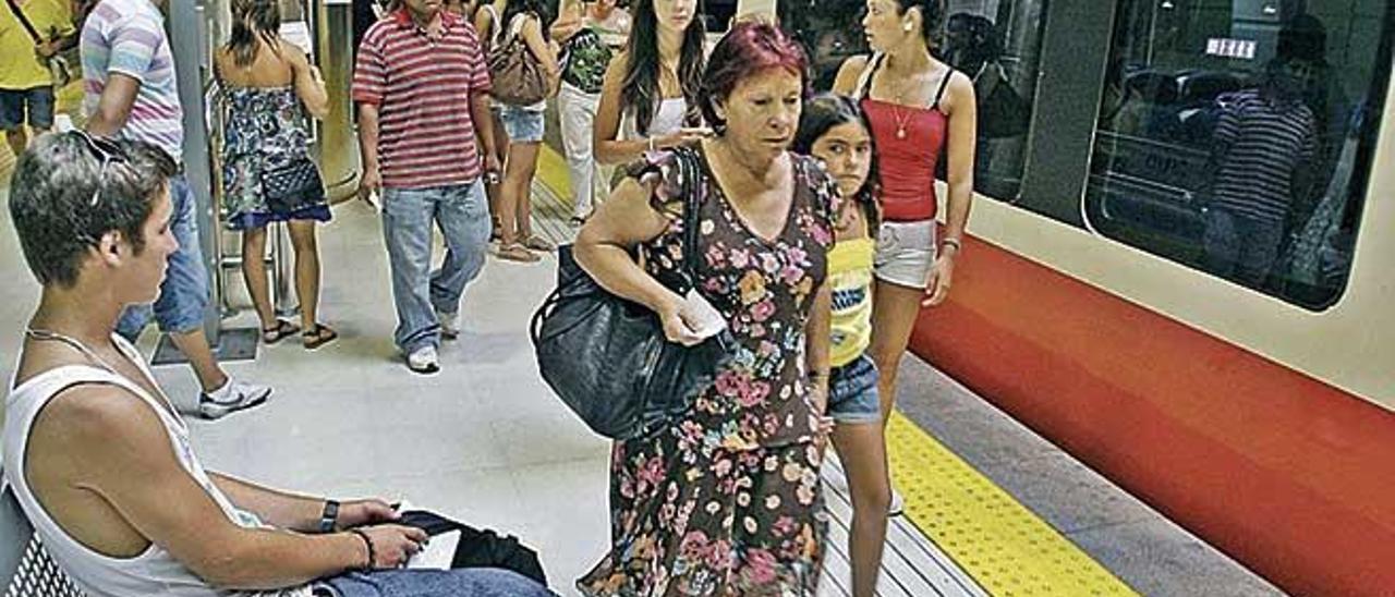 Pasajeros descienden del tren en la estaciÃ³n intermodal de Palma.