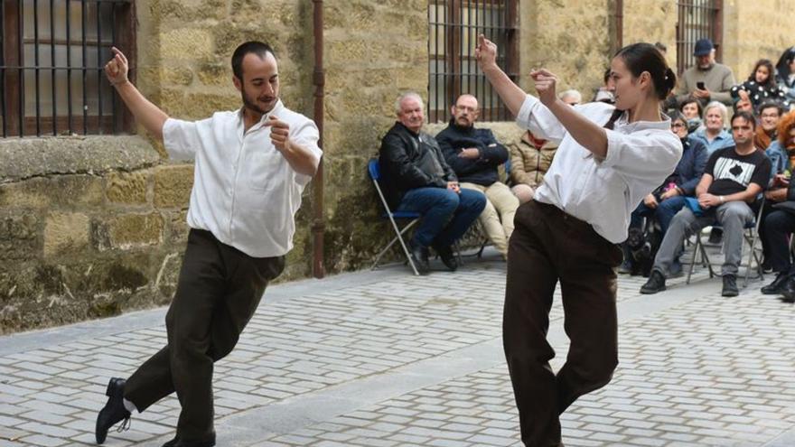 ‘Bailaban las perolas’ en el Portal del Palacio.  | EXTRARRADIOS