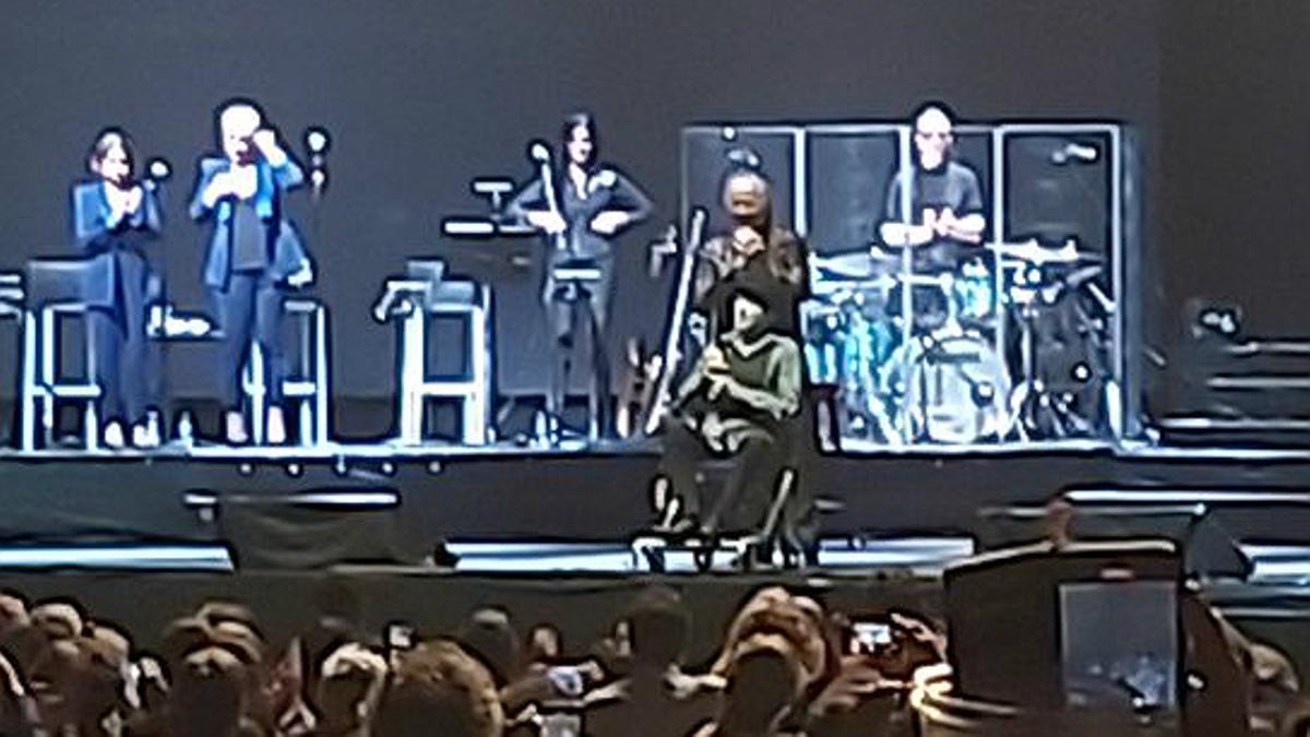 Joaquín Sabina suspende su concierto en Madrid tras caer del escenario