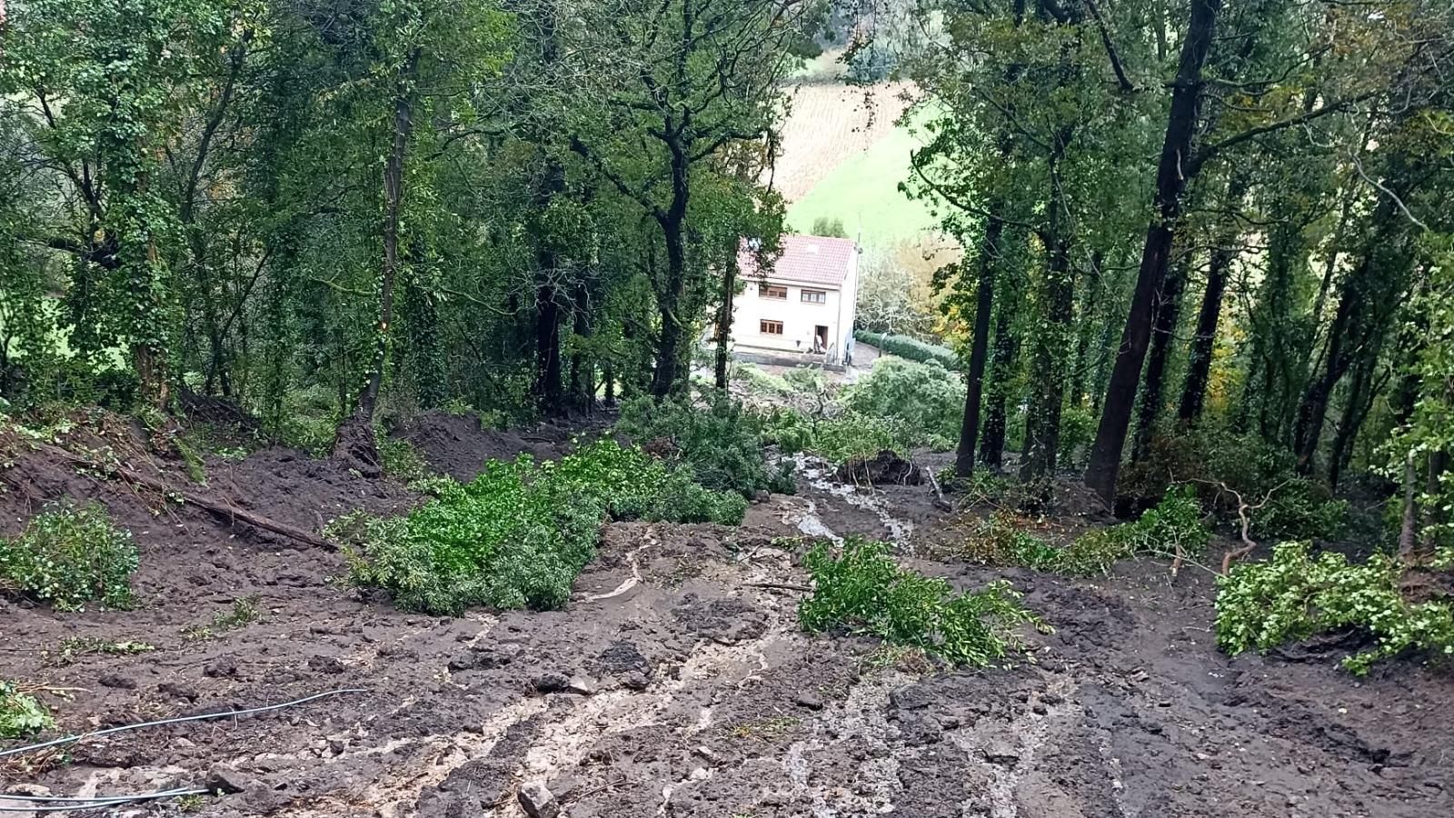 Desprendimiento de tierras en Dumbría. Al fondo se ve la casa cuyo garaje fue sepultado