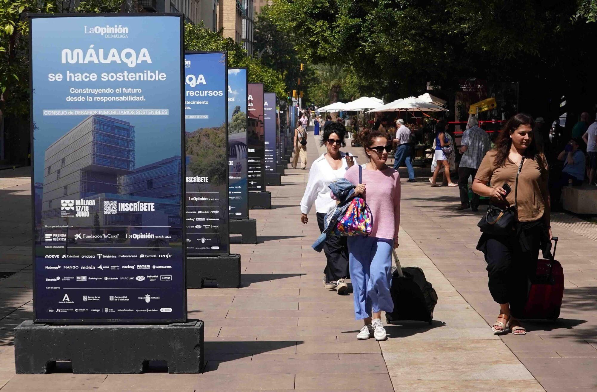 Exposición de mupis del Foro Mediterráneo en la Alameda Principal, del grupo Prensa Ibérica
