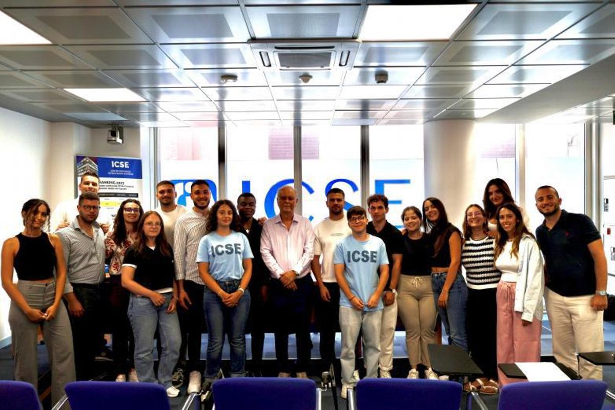 Foto grupal junto a Jose Domingo, Presidente de ICSE