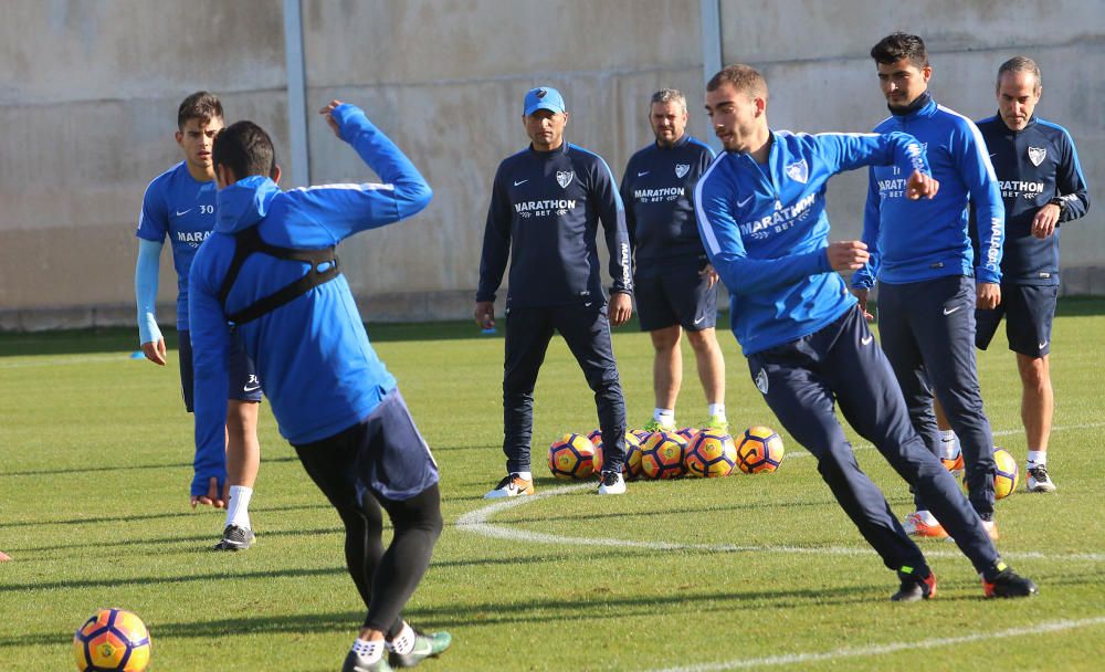 La primera plantilla, con la ausencia de Carlos Kameni y la visita del exmalaguista Juanmi, vuelve al trabajo tras las vacaciones de Navidad bajo las órdenes de Marcelo el ''Gato'' Romero.