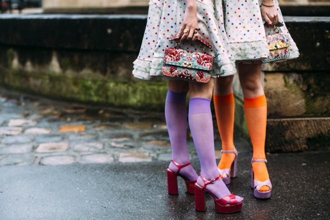 Calcetines coloridos y sandalias de plataforma en el 'street style' de París