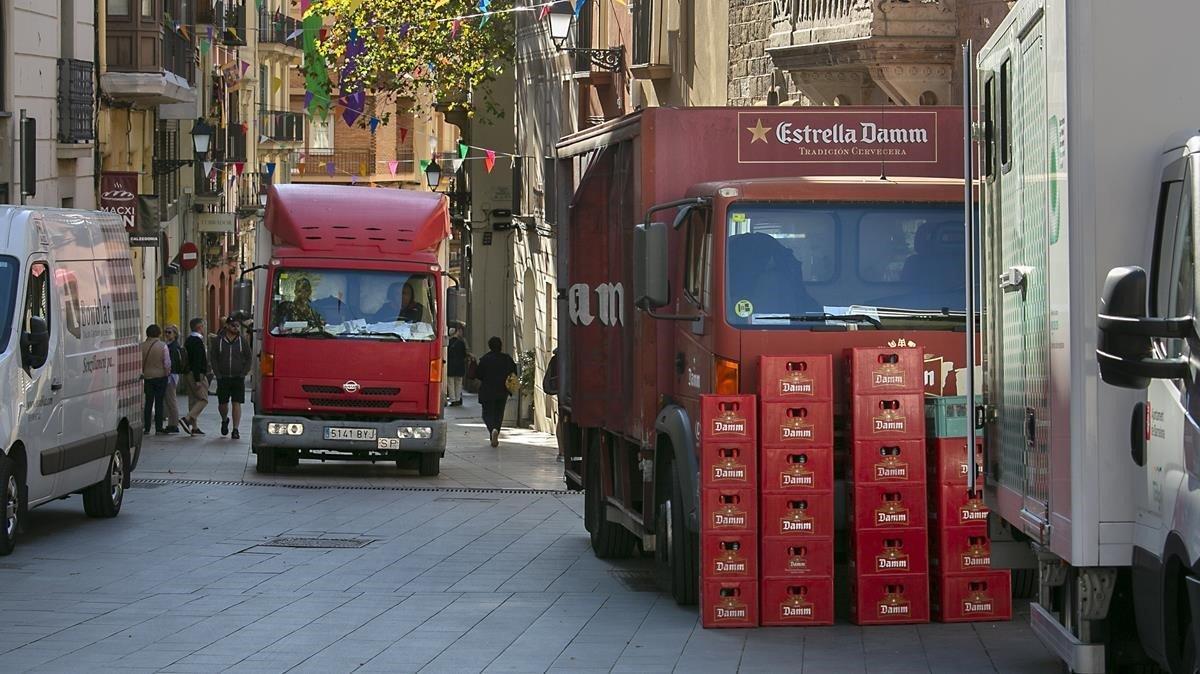 Camionetas y furgonetas cargan y descargan en el tramo peatonal de Major de Sarrià, esta mañana