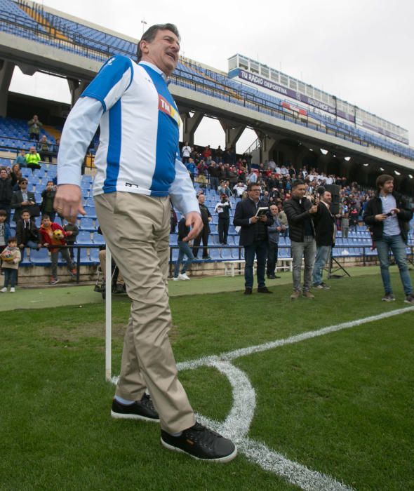 Kempes, el campeón del mundo con Argentina en 1978 recibe en Alicante el homenaje que no pudo vivir cuando se despidió del Hércules en 1986.