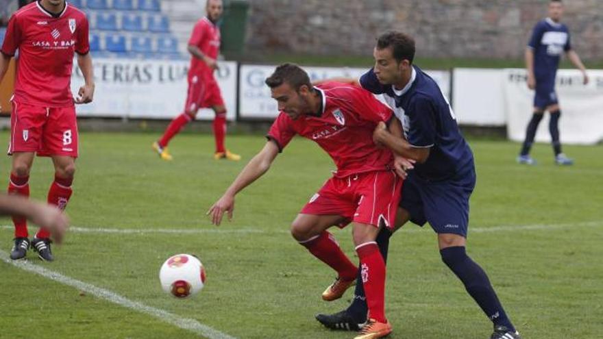 Álvaro Muñiz presiona a un rival durante el partido ante el Compostela del pasado sábado en Miramar.