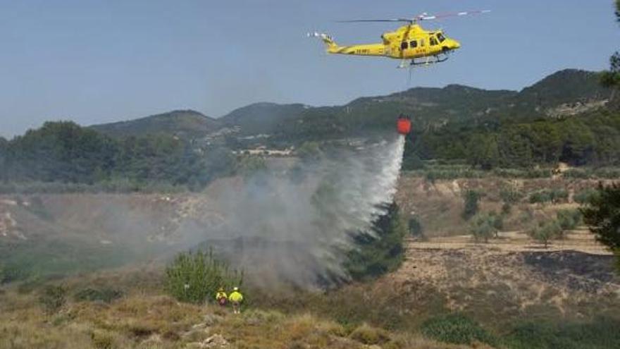 Un helicóptero interviniendo en el incendio de Ibi