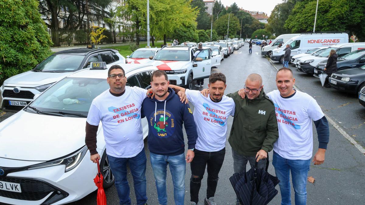Un grupo de taxistas posan delante de los edificios de San Caetano donde protestaron.
