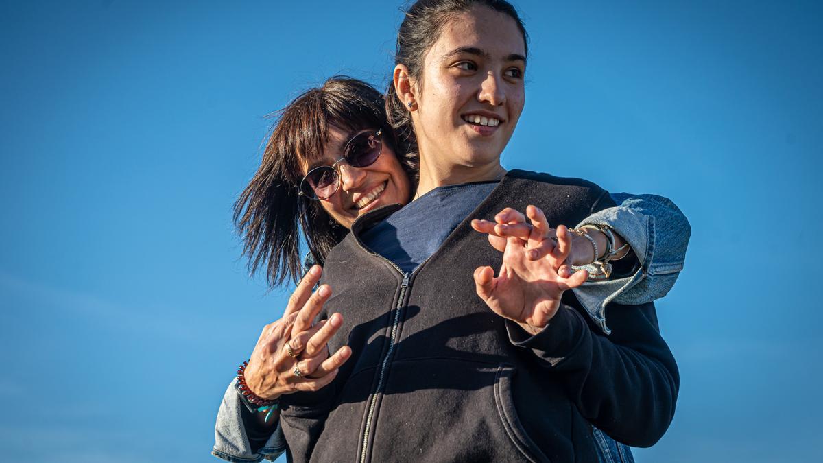 Barcelona 24/03/23 Sociedad. Fotografías para el día mundial del autismo. Foto: Jana junto a Marga, su asistenta. En un parque de Molins de Rei. AUTOR: MANU MITRU