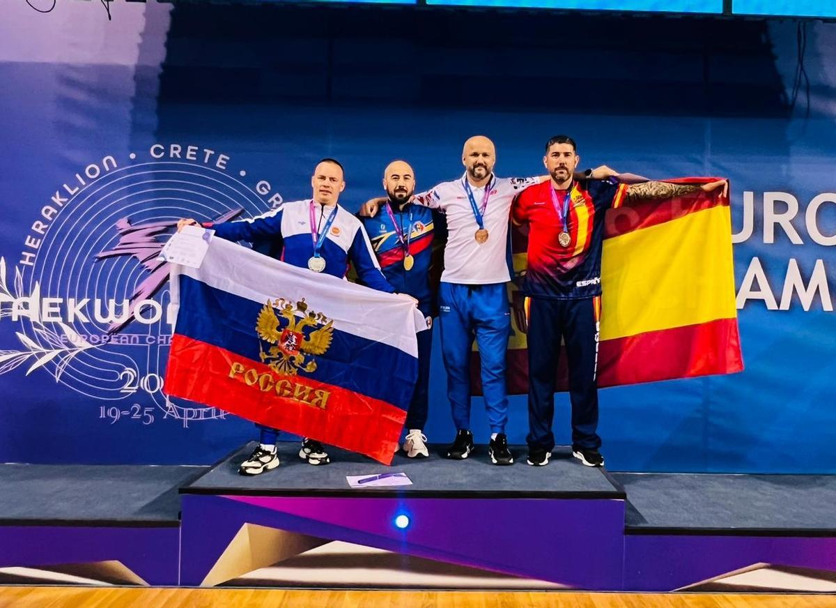 Walter Rivero, en el podio con su medalla de bronce europea
