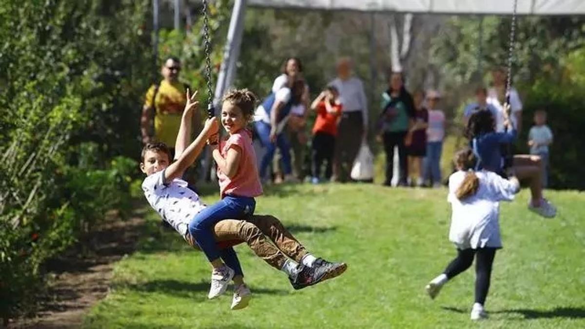 Chicos jugando en la Ciudad de los Niños.