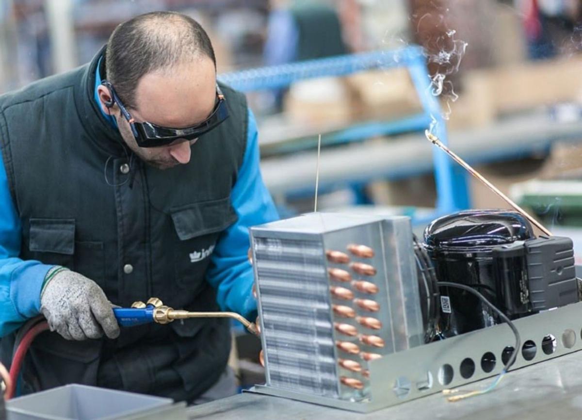 Un trabajador, en una planta industrial.