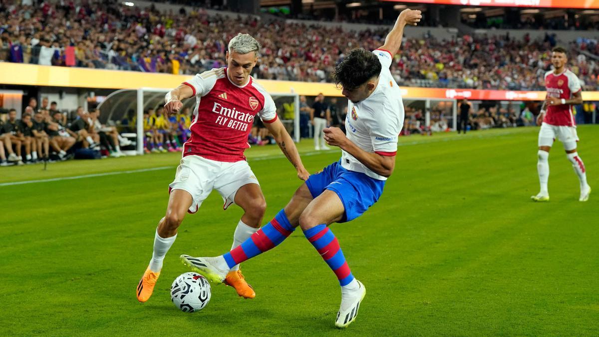 Abde intenta arrebatar el balón a Trossard en el Arsenal-Barça.