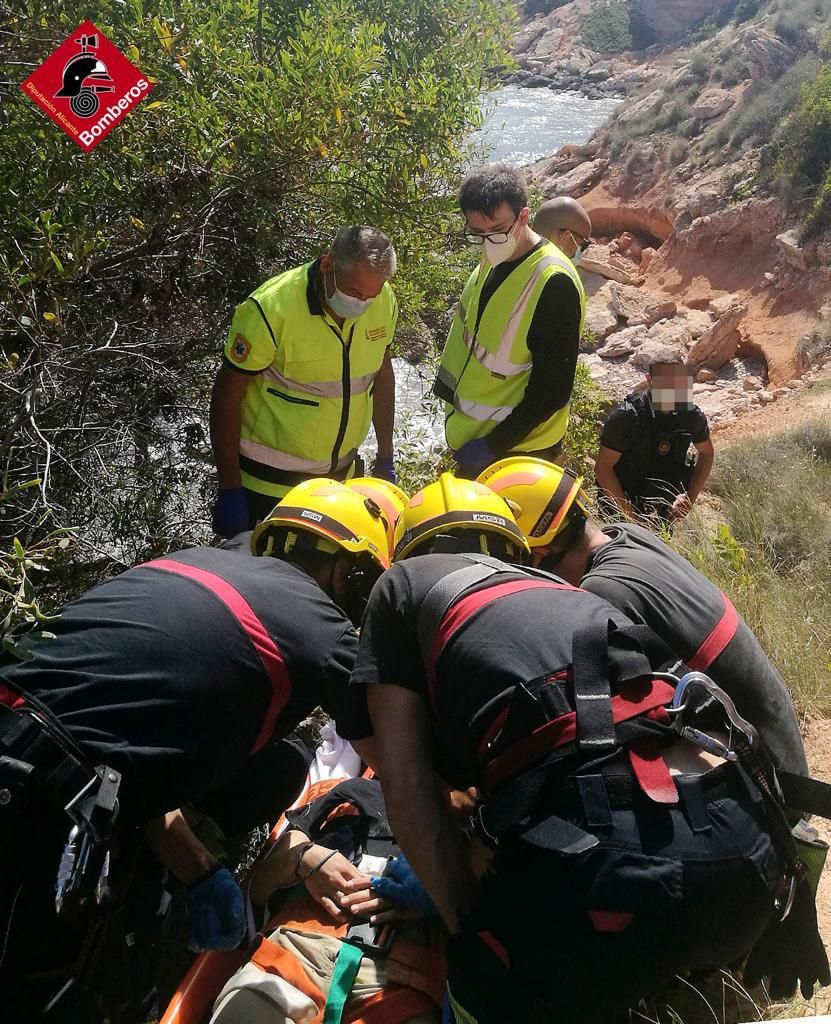 Bomberos, policías y sanitarios han colaborado en el rescate de la mujer / INFORMACIÓN