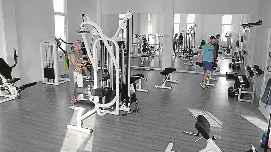 Gran acogida al gimnasio municipal de cañete de las torres tras su apertura, en terreno del antiguo cuartel