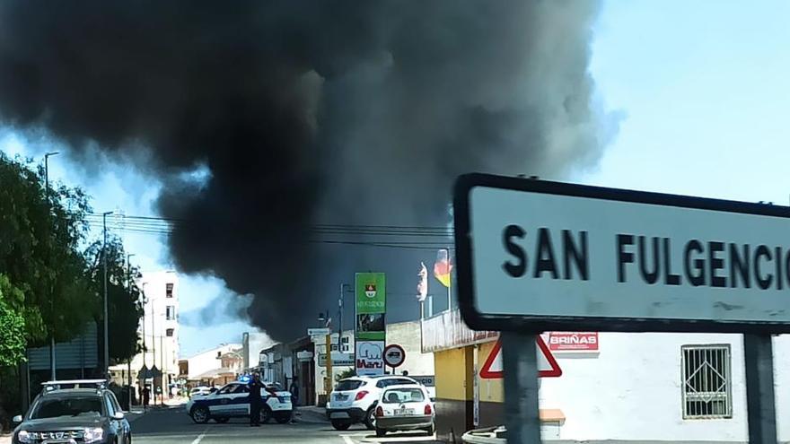 Un incendio en un almacén de fruta de San Fulgencio provoca una densa humareda