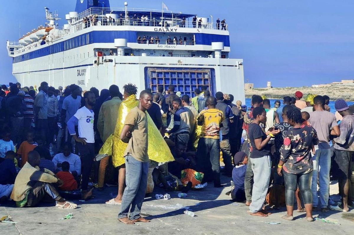 Lampedusa, colapsada tras la llegada de 6.000 inmigrantes en 24 horas.