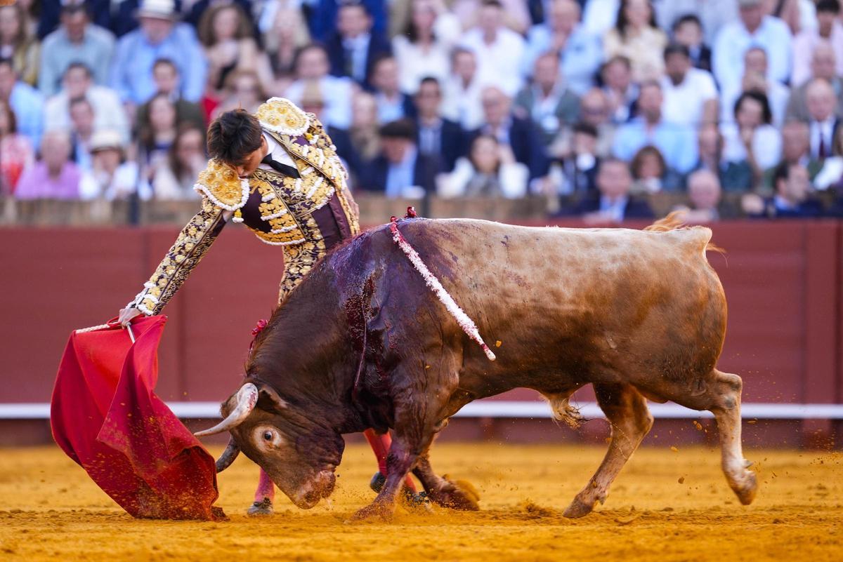 El diestro Roca Rey durante la corrida celebrada del Domindo de Resurrección en Sevilla.