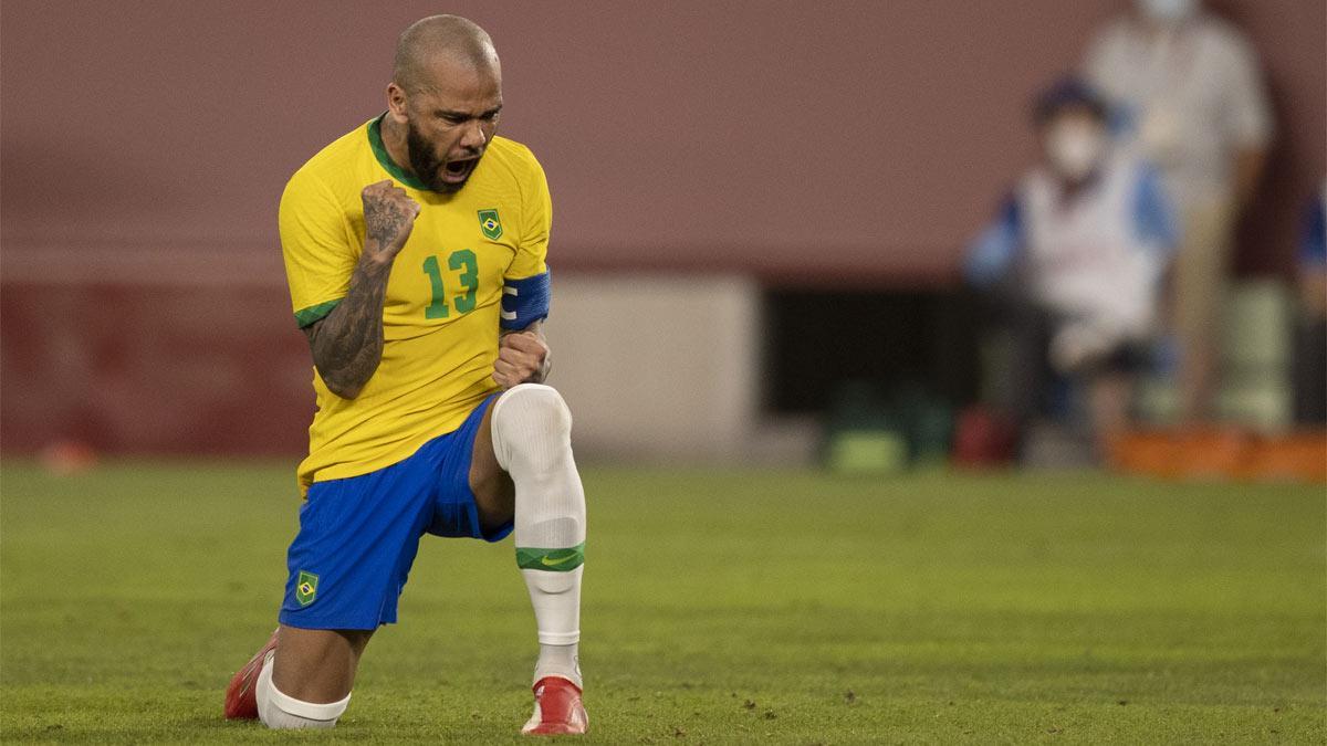 Dani Alves celebra el gol de penalti marcado a México