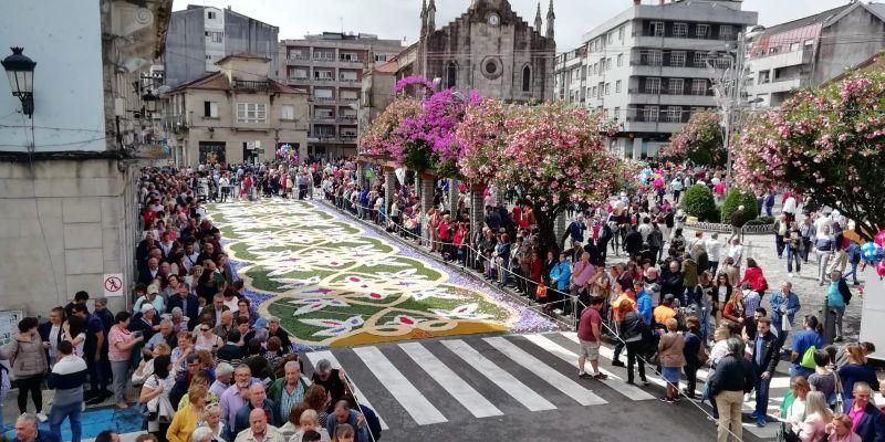 Las flores coronan el Corpus de Ponteareas. // Ricardo Grobas