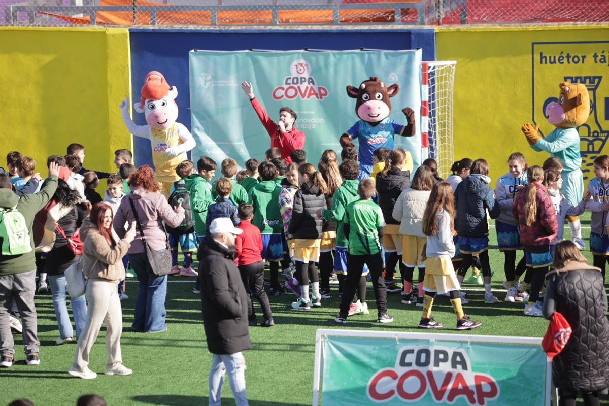 Tradicional baile de los participantes con las mascotas.