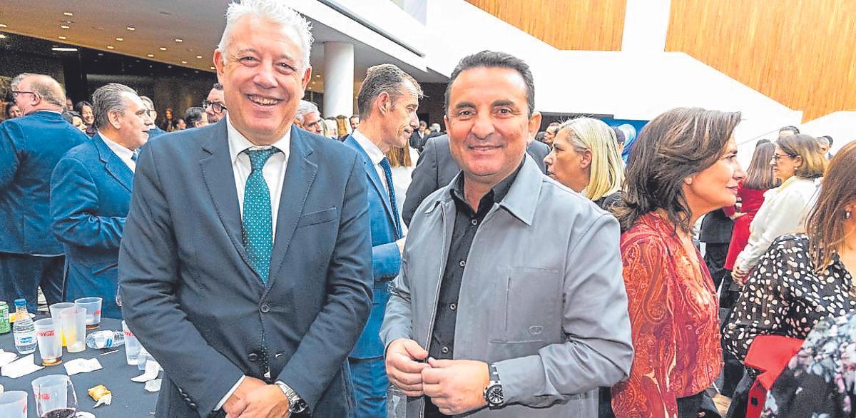 A la gala de los «Importantes», celebrada en el ADDA, asistió también el secretario autonómico de la Conselleria de Educación, Daniel McEvoy, quien departió al término del acto con Bernabé Cano, alcalde de La Nucía, a la derecha en la imagen.