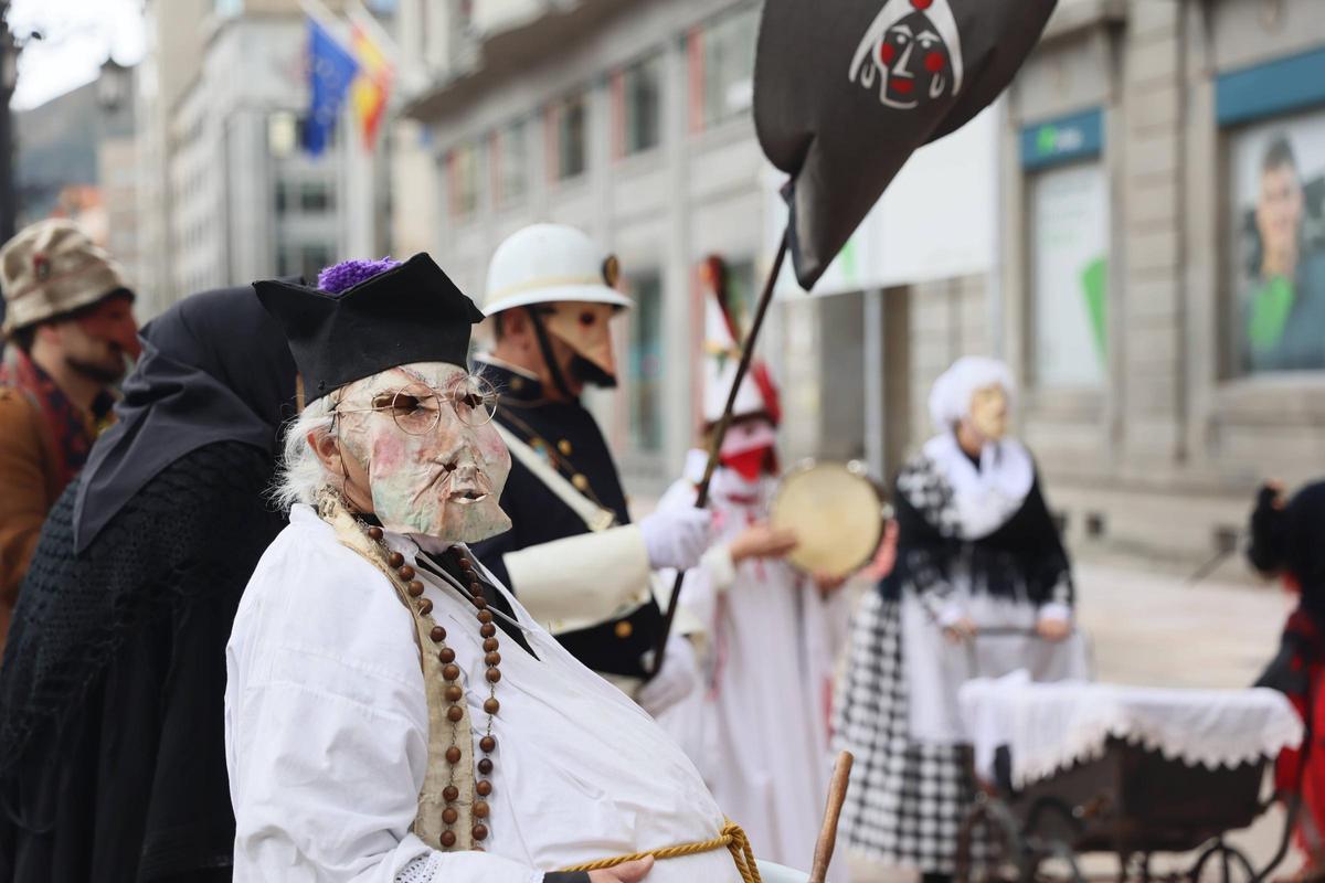 El pasacalles de los Mazcaritos por las calles de Oviedo