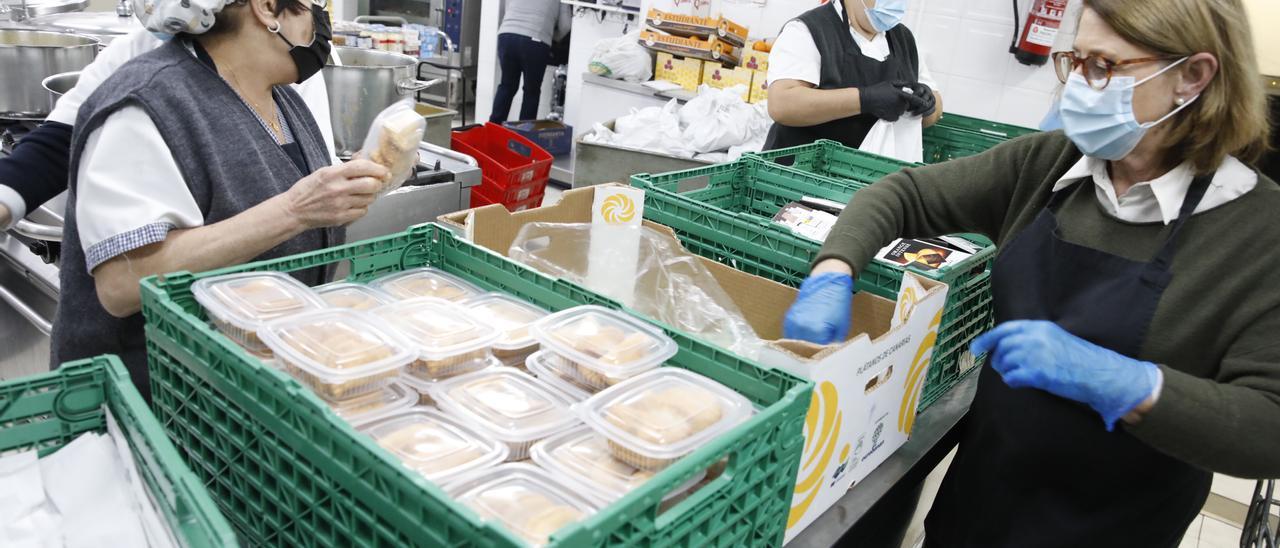 Labores en la Cocina Económica.