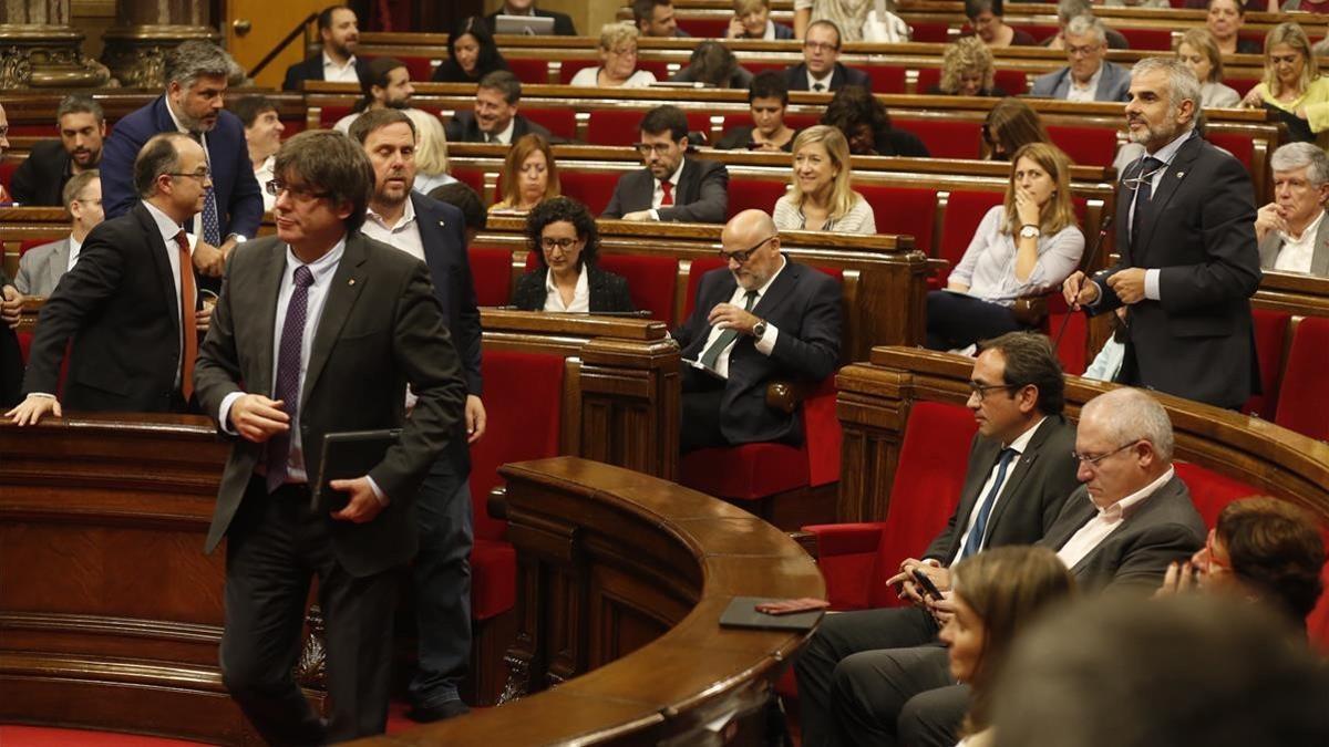 El president Puigdemont. Junqueras y Turull, abandonan el hemiciclo.