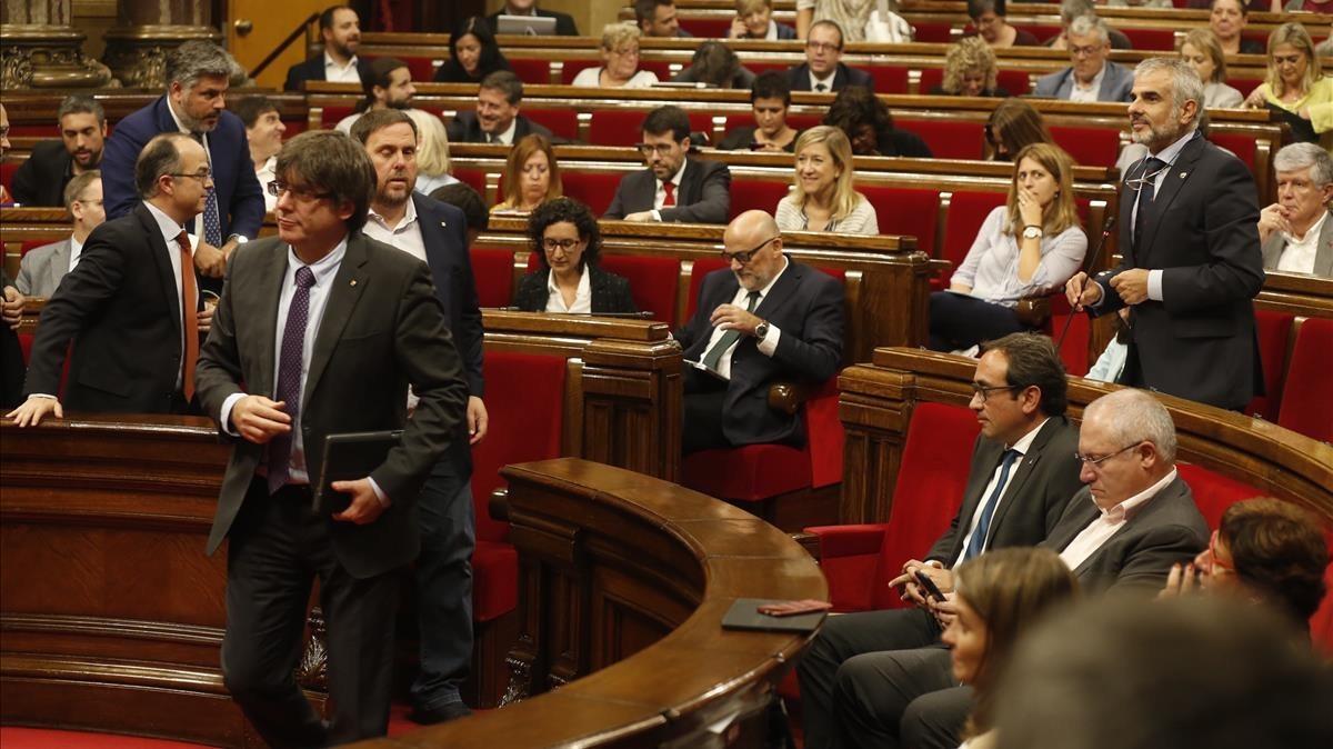 El president Puigdemont. Junqueras y Turull, abandonan el hemiciclo.