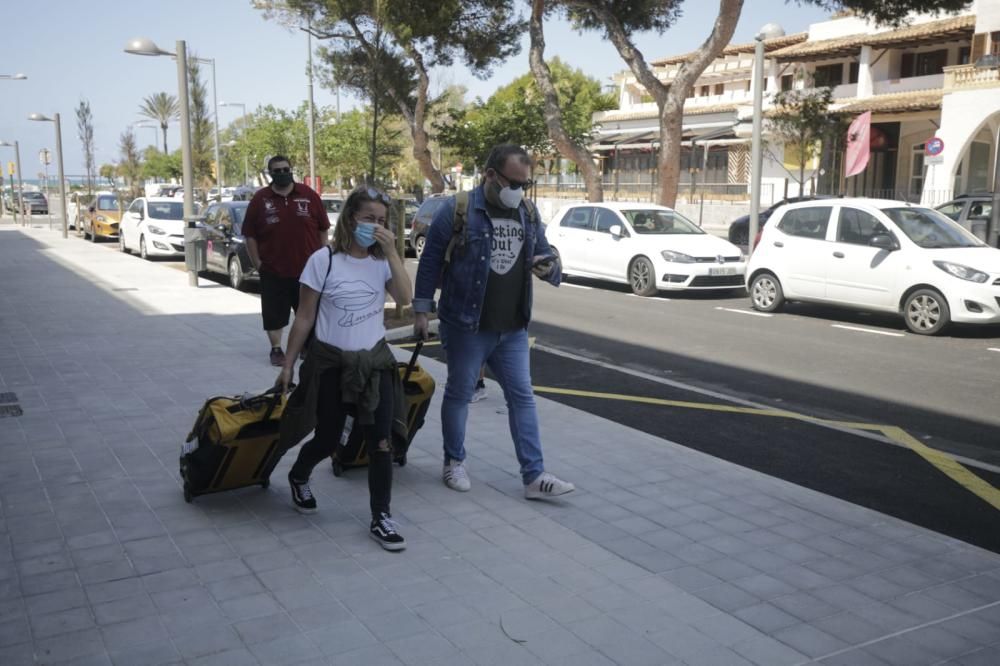 Llegada de los primeros turistas del plan piloto a los hoteles de la Platja de Palma.