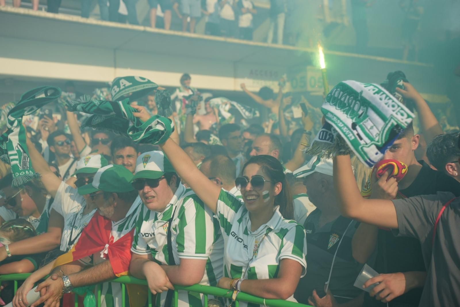 Así recibió la afición del Córdoba CF al autobús del equipo en El Arenal