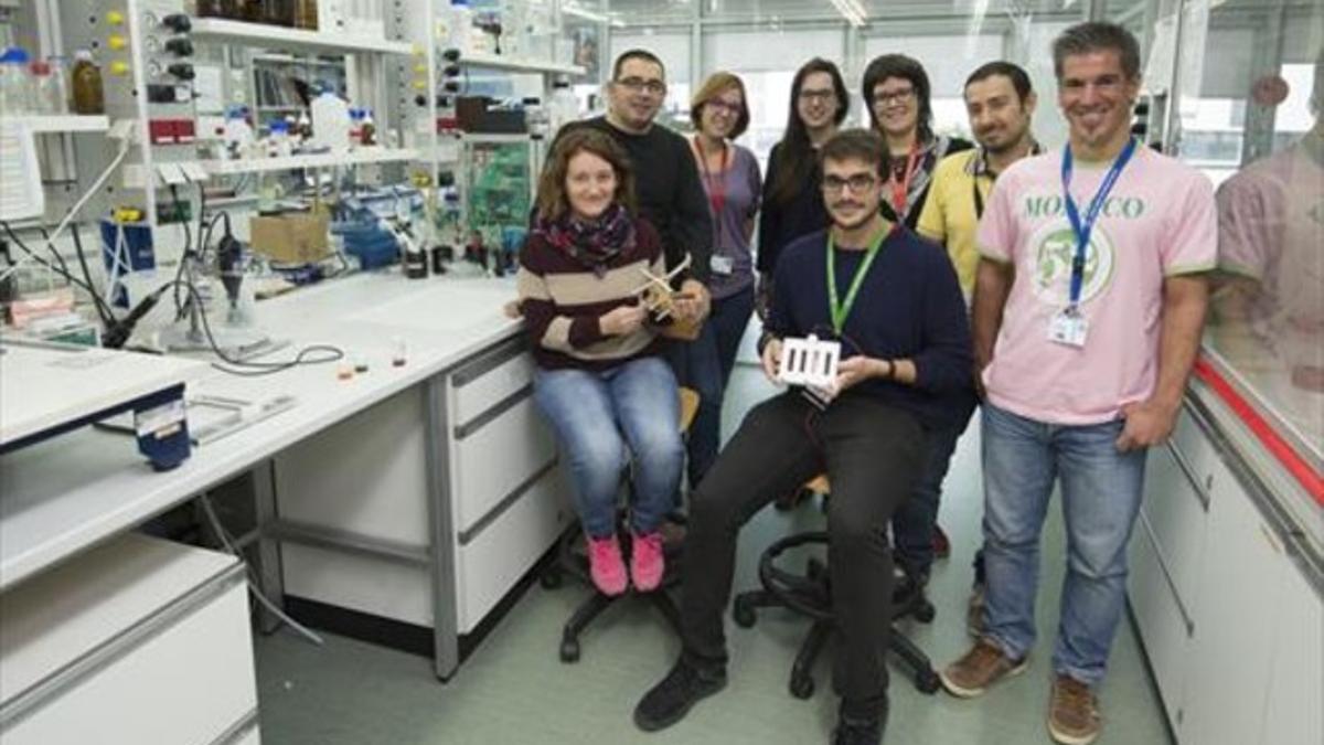 Equipo del Institut Català d'Investigacio Química (ICIQ), con Emilio Palomares (segundo por la izquierda).