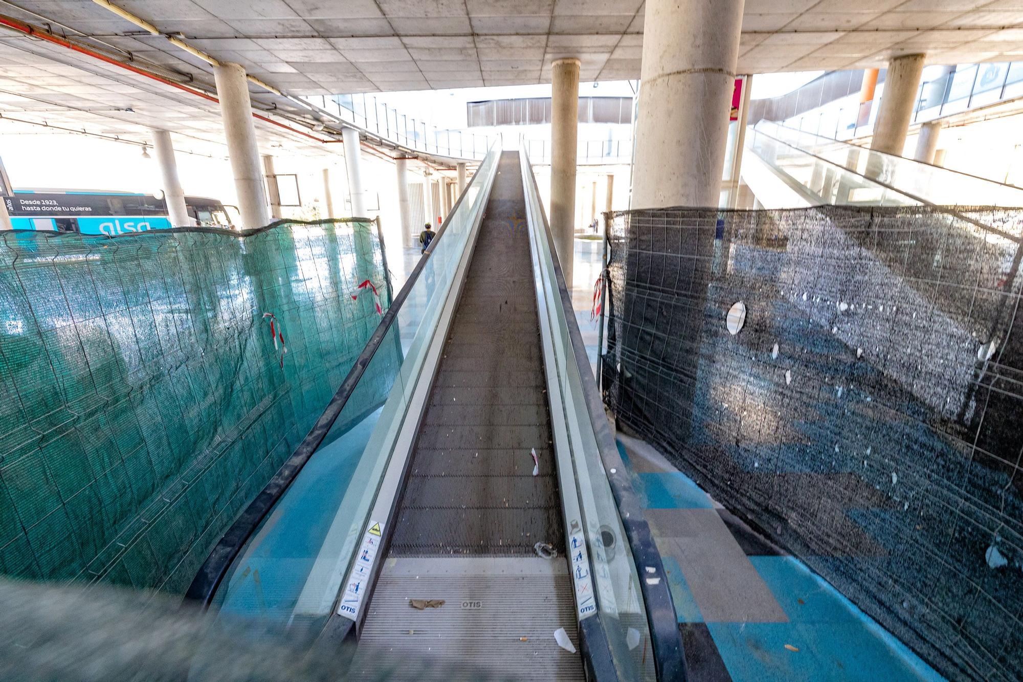 Los viajeros se encuentran una estación de autobuses en en estado de abandono al llegar a Benidorm