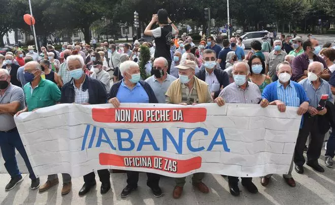Manifestación contra el cierre de sucursales bancarias de Abanca en el Obelisco