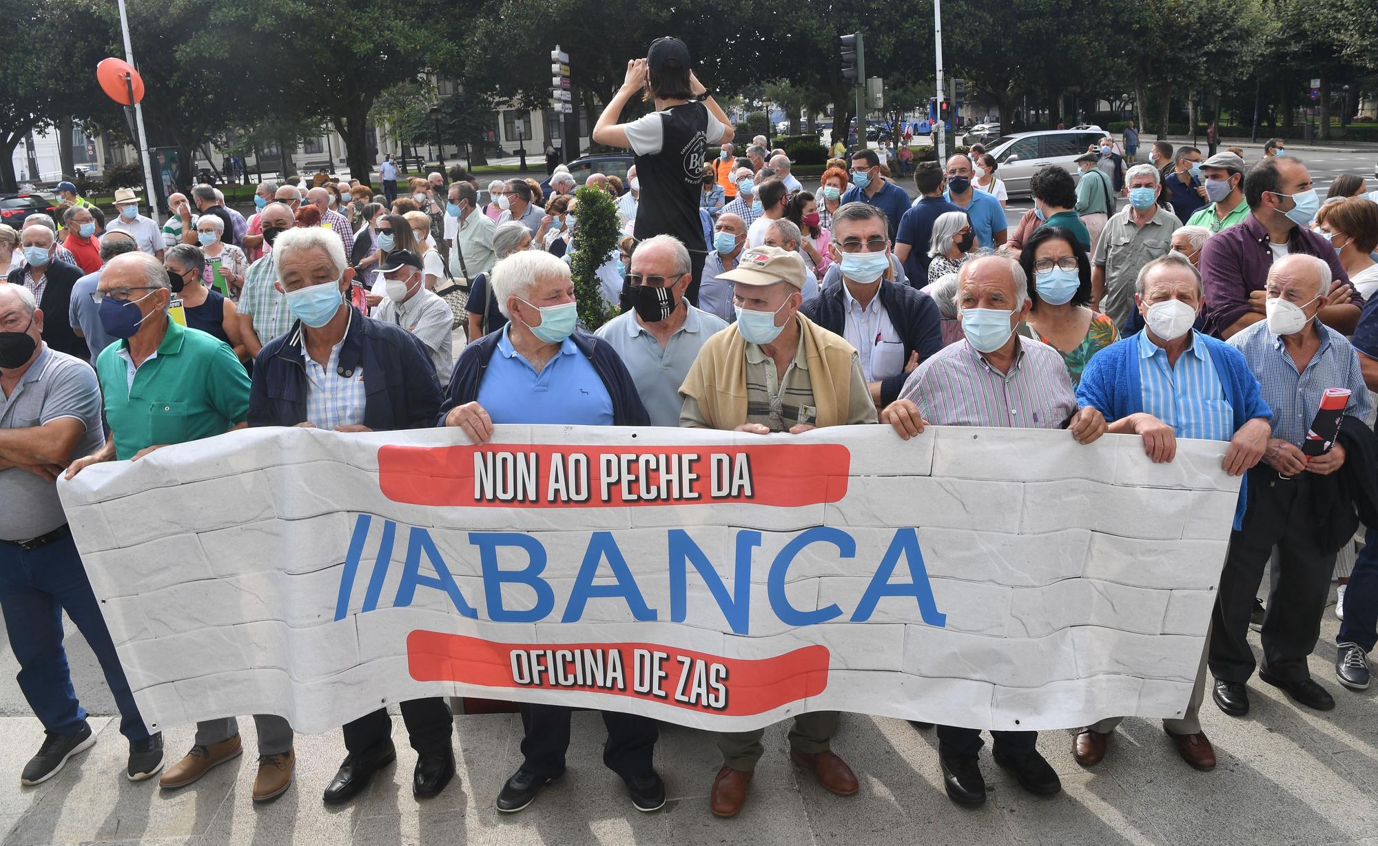 Manifestación contra el cierre de sucursales bancarias en el Obelisco