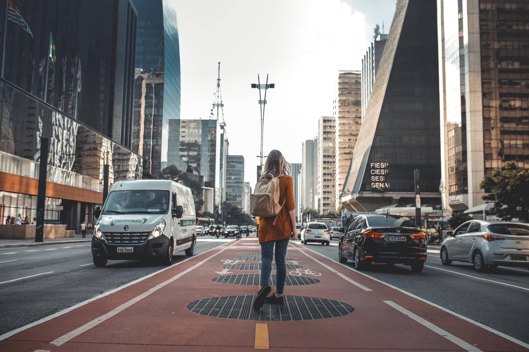 Viajera andando por una gran ciudad