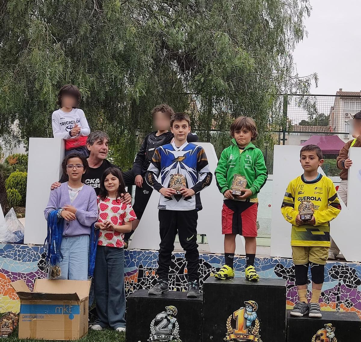 Quim Blasco, del CC Ontinyent, en el tercer puesto del podio de la prueba de Mini Enduro.