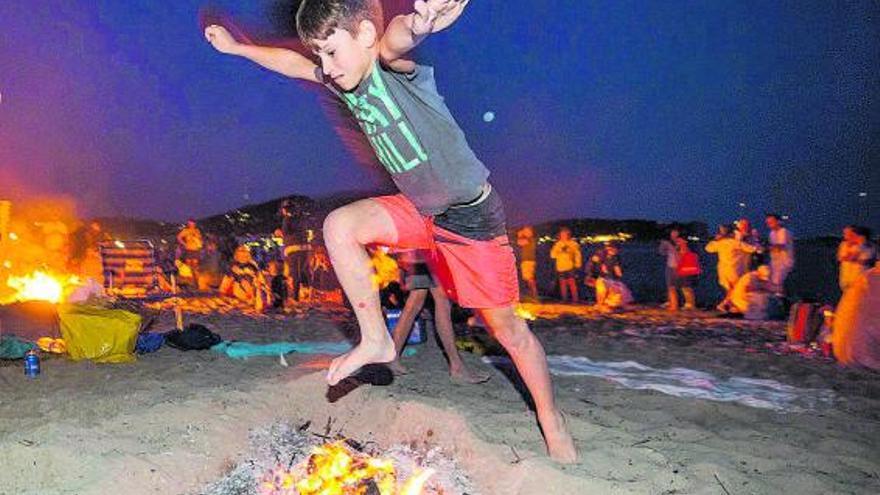 La noche de Sant Joan se celebra hoy en diferentes puntos de la isla.