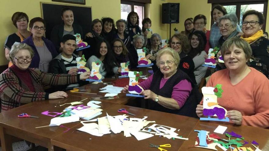 Voluntarios del Oriente muestran las manualidades realizadas en el taller navideño, ayer, en Cangas.