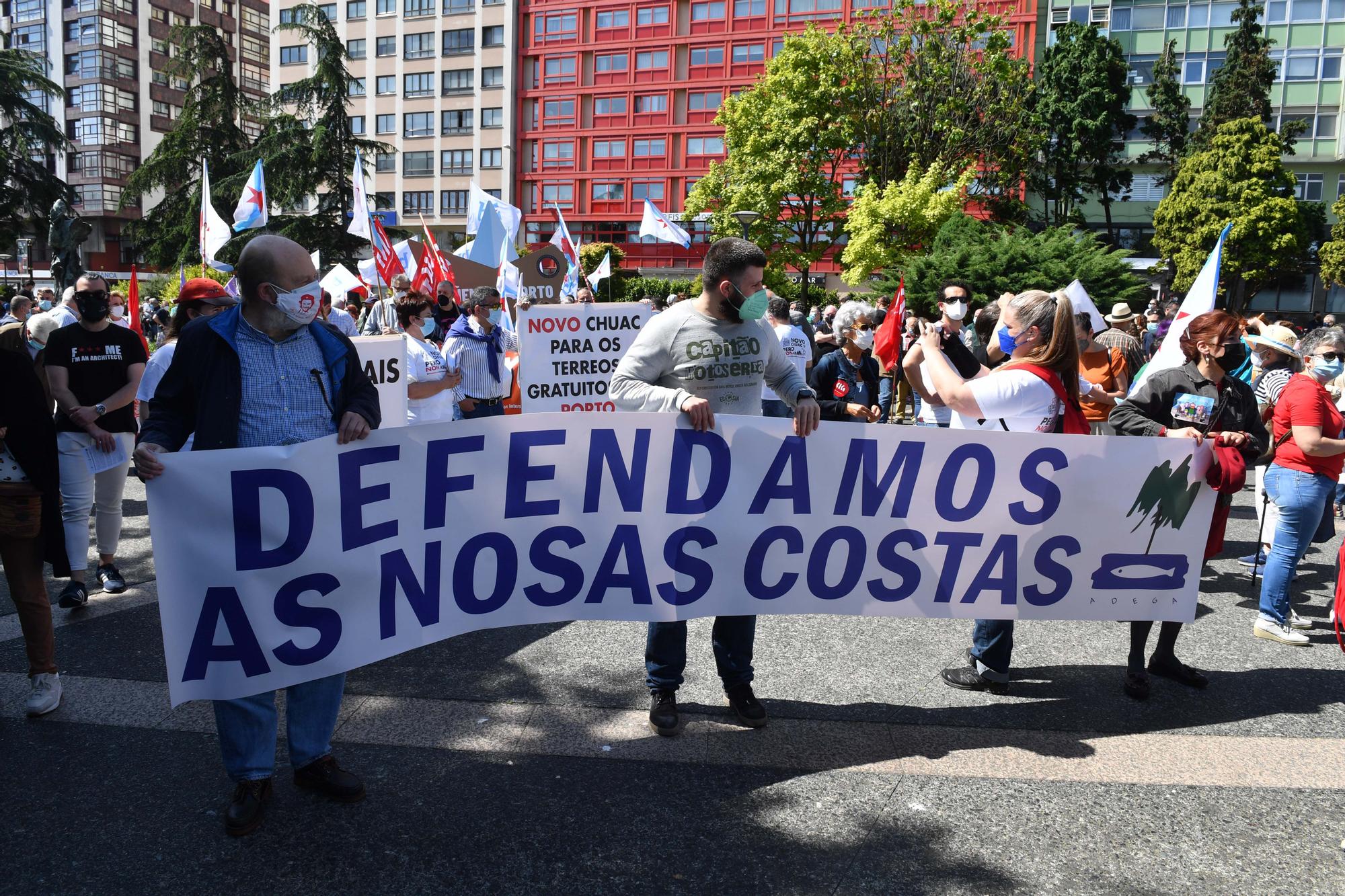 800 personas se manifiestan en contra de la venta de los muelles de A Coruña