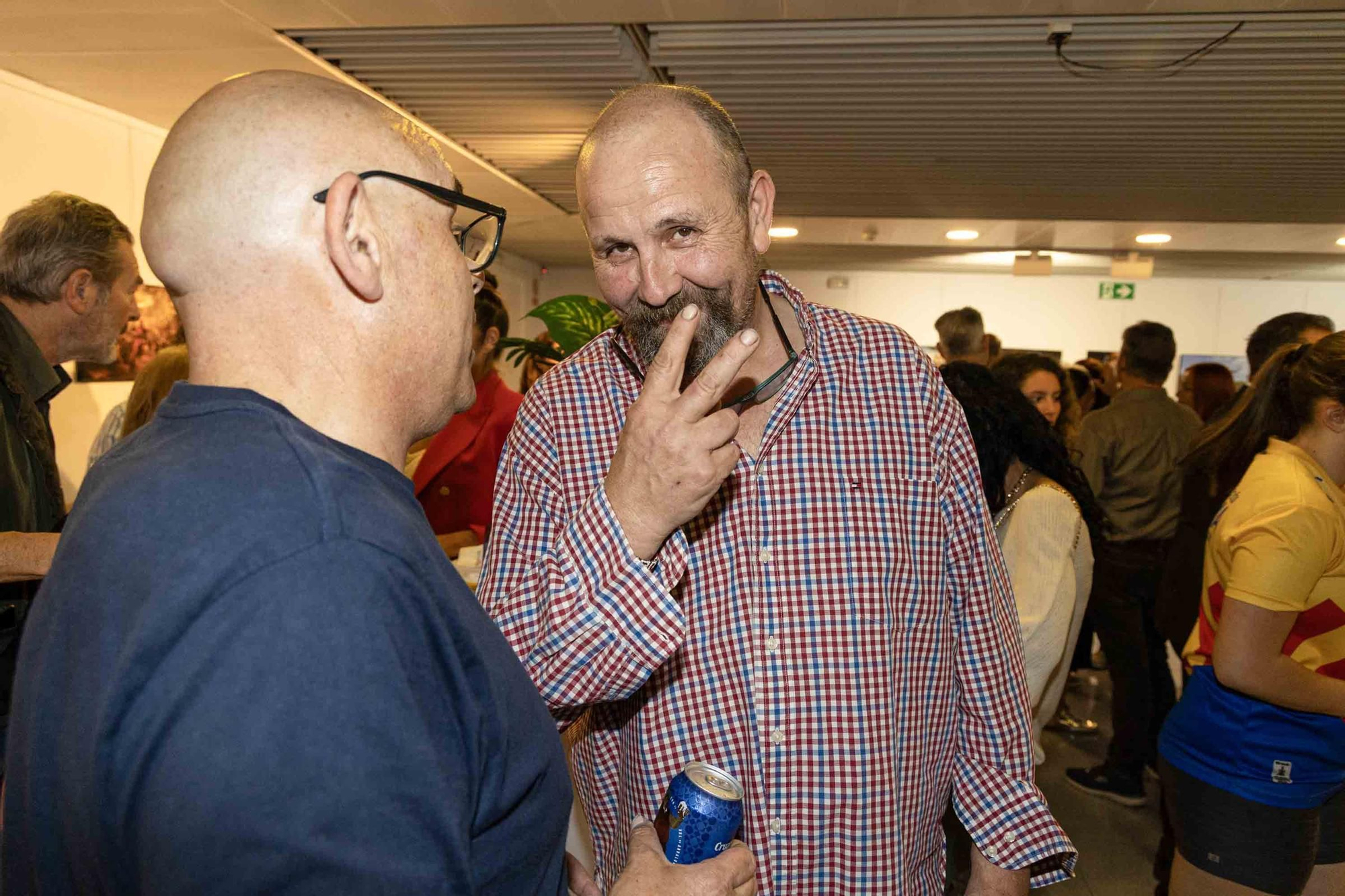 lleno total en la inauguración de INFotoperiodistas 2024,. un año de fotografía de prensa en Alicante
